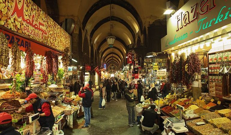 medium_istanbul_spice_market_interior2